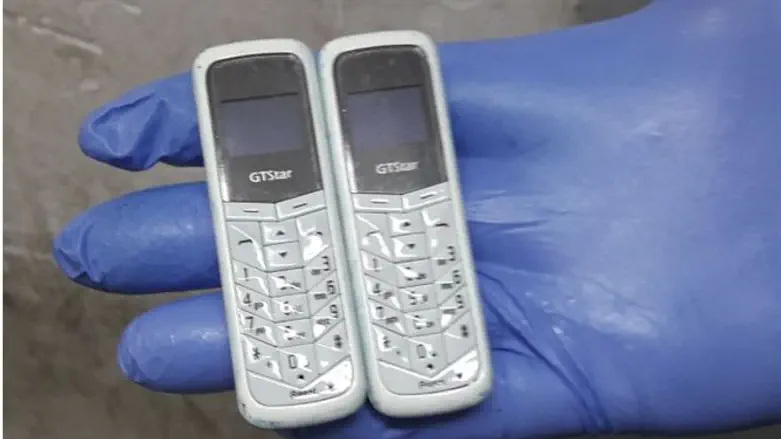 הטלפונים המוברחים