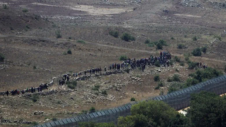 Syrian refugees approaching Israeli border