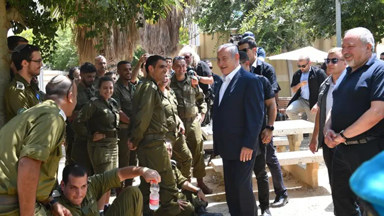 Netanyahu with Gaza Division soldiers