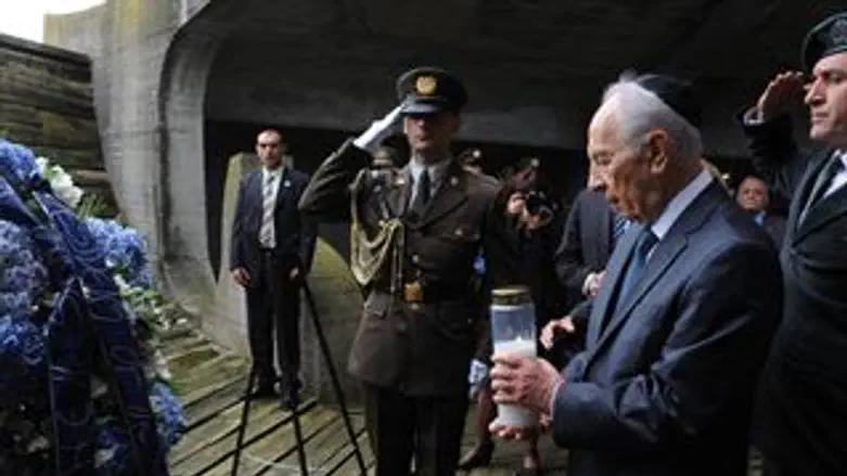 הנשיא פרס מדליק נר זיכרון