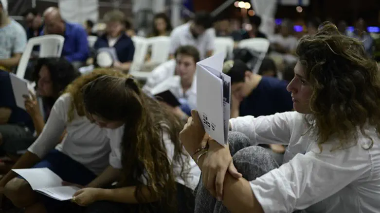 Members of Bnei Akiva movement gather at Rabin Sqaure in Tel-Aviv for Tisha b'Av