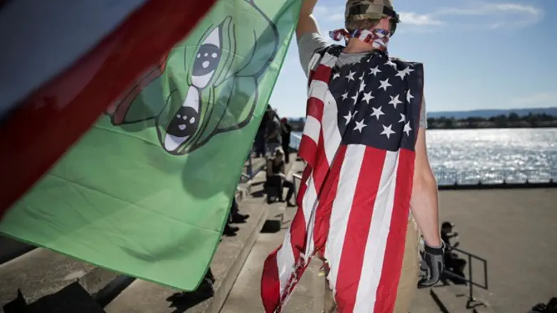 מפגין עם דגל ארה"ב ודגל פפה