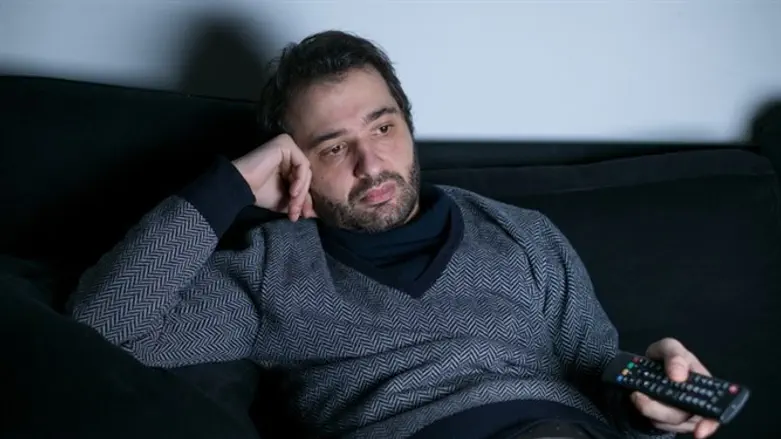 איש בבית אביו ואמו (אילוסטרציה)