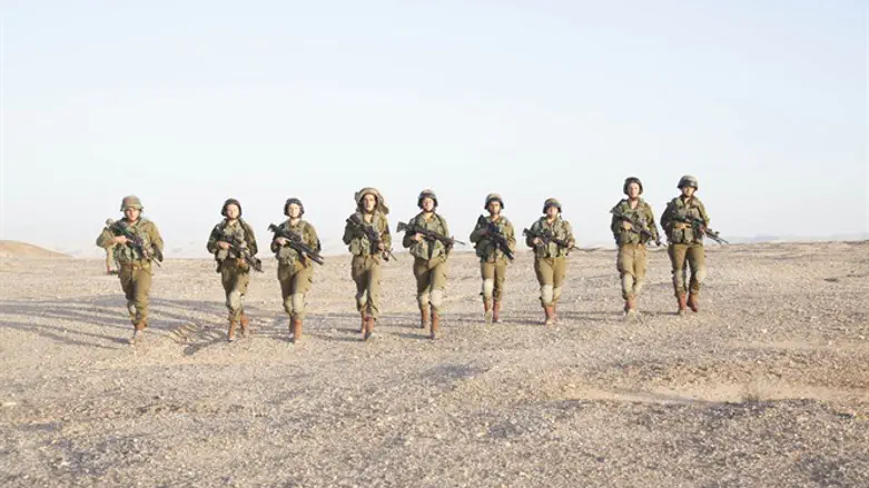 חיילים וחיילות