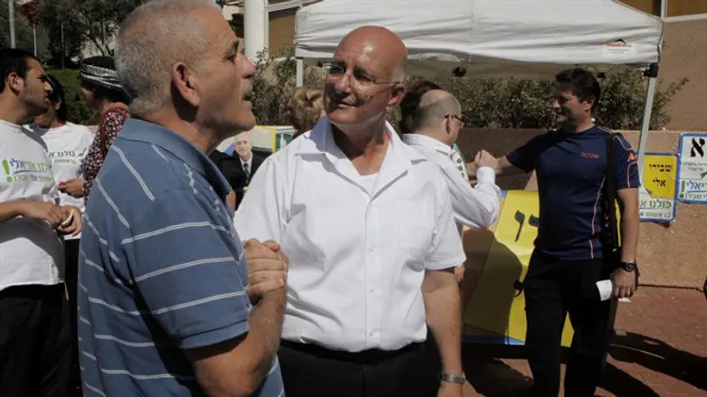 אלי שבירו (במרכז התמונה)