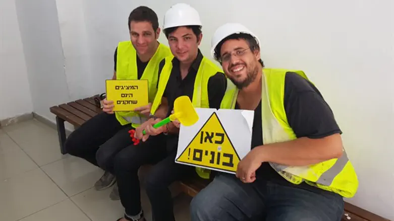 Задержанные "строители" в полицейском участке