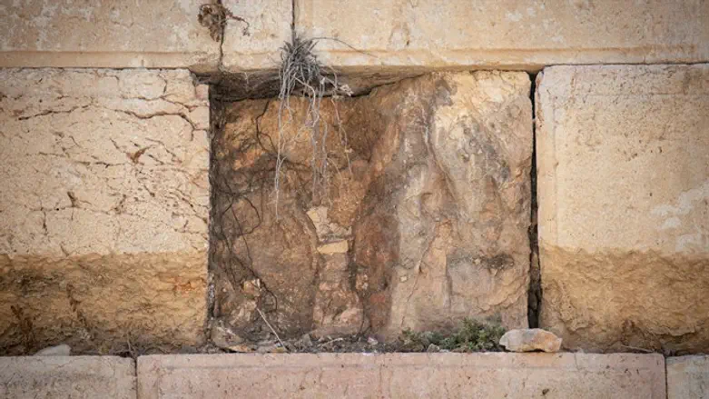 מכאן ניתקה האבן הענקית