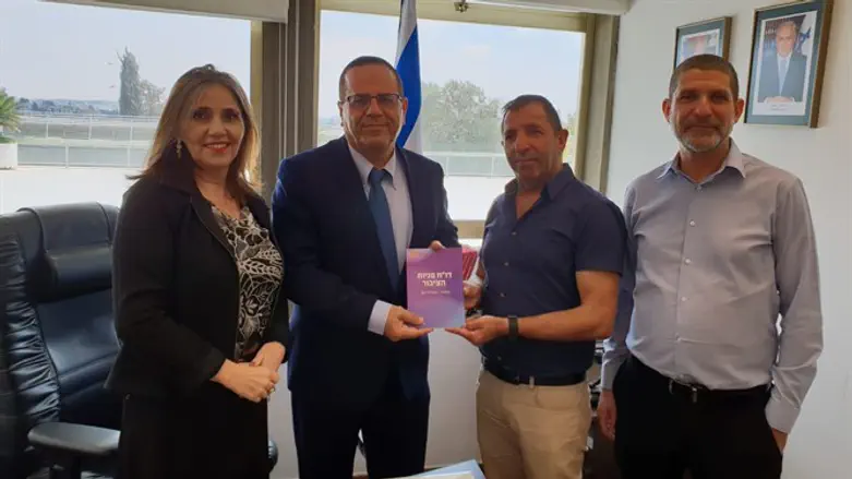 הגשת הדו"ח לשר התקשורת