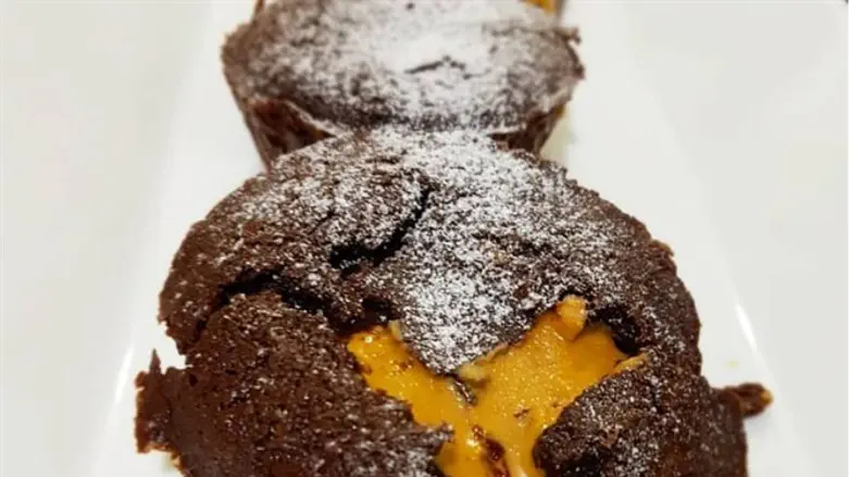 סופלה שוקולד במילוי חמאת בוטנים