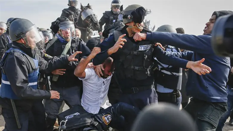 Police clash with Bedouin during demolition of homes in Umm al Hiran in Negev