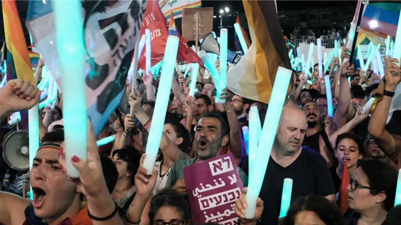 כנראה שהטעות הייתה לבחור בדגל כתום ולא בדגל צבעוני. ההפגנה בתל אביב