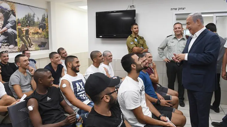 נתניהו נפגש עם מתגייסים בבקו"ם