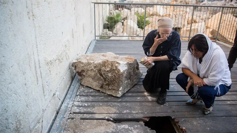 בנוי משני סוגי אבנים, האחת נשחקת יותר מהאחרת. אזור נפילת האבן מהכותל
