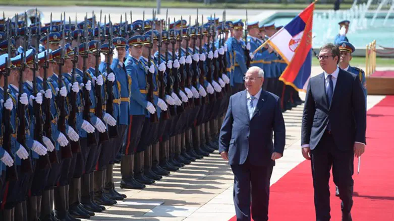 הנשיא ריבלין מתקבל במשמר כבוד בסרביה