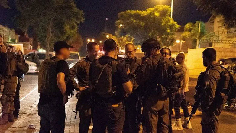 Силы безопасности в поселении Адам