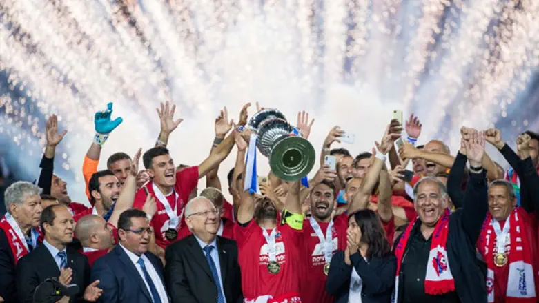 מחזיקת הגביע עם תואר ראשון