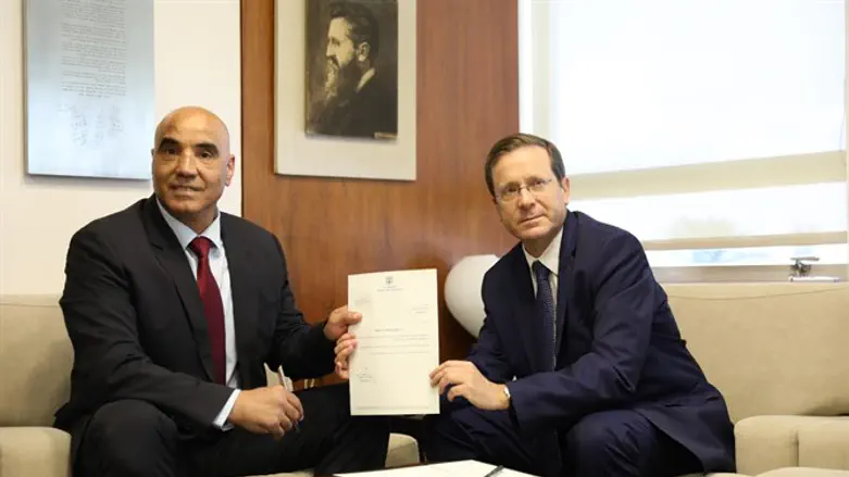 הרצוג מגיש את מכתב ההתפטרות לסגן יו"ר הכנסת