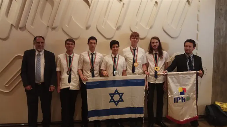 משלחת ישראל לאולימפיאדת הפיזיקה עם חברי הצוות