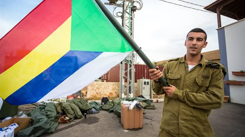 IDF soldier with Druze flag
