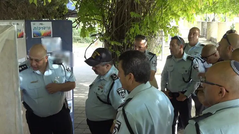 המפכ"ל מקבל סקירה מקציני המחוז