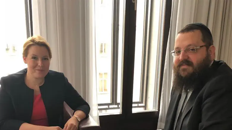 הרב טייכטל והשרה הגרמנית