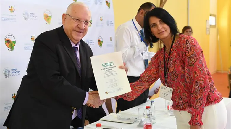 נשיא המדינה ואתי רייכנשטיין-זנזורי מחברת טבע