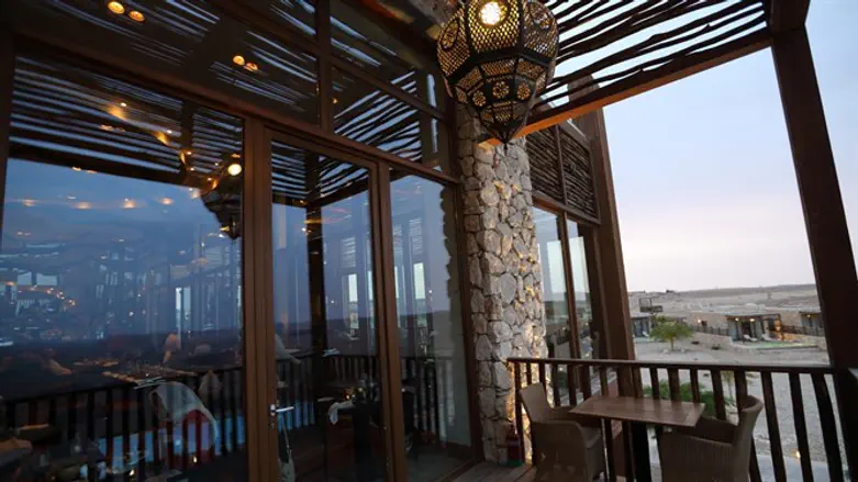 Не для солдат с оружием. Ресторан отеля