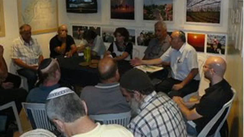 על תקשורת וגירוש