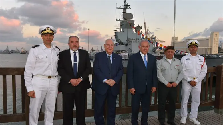 נתניהו עם שר הביטחון והנשיא, בטקס סיום קורס חובלים