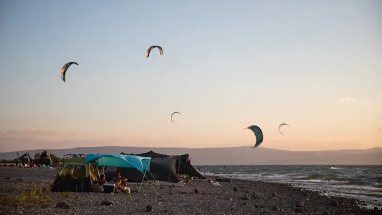 בזכות החום והזעה יש יותר נוזלים בכנרת. נופש