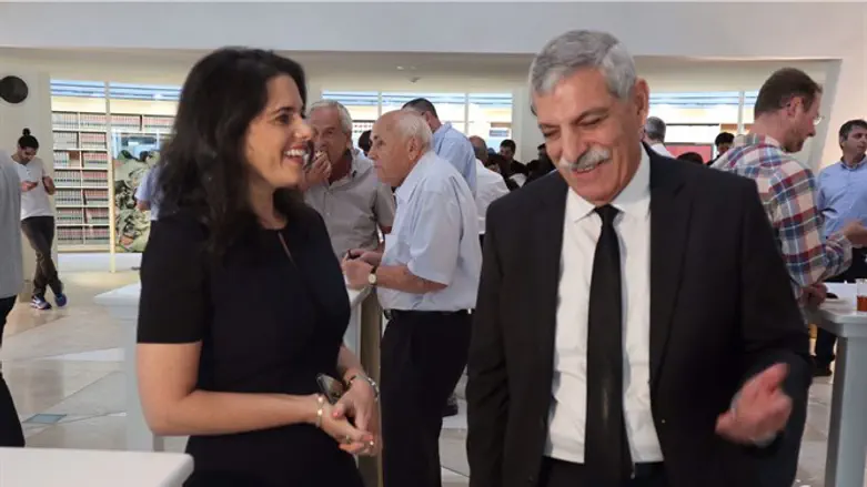 שקד עם השופט שהם בטקס הפרידה