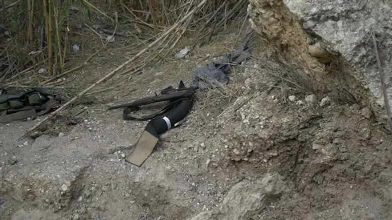 חלק מכלי הנשק שנמצאו סמוך למחבלים