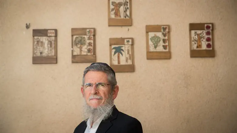 כיהן כר"מ בישיבה, אבל בחר להשתכר רק מעבודתו כספרן. הרב יצחק שילת