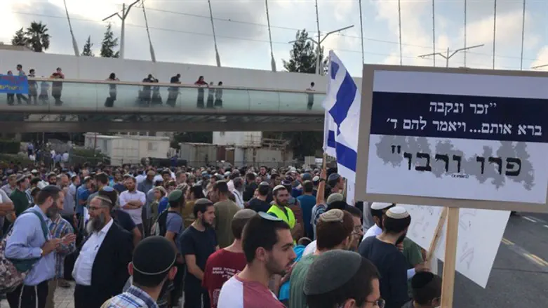 Демонстрация активистов против гей-парада