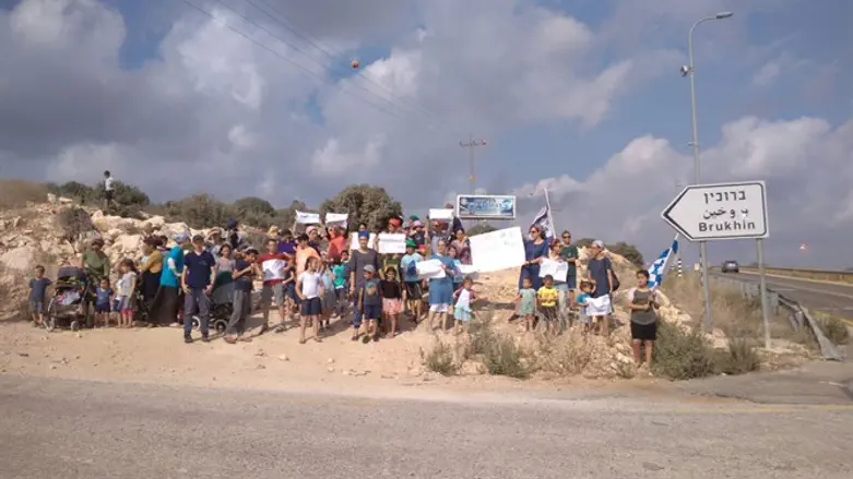 המחאה בכניסה לברוכין
