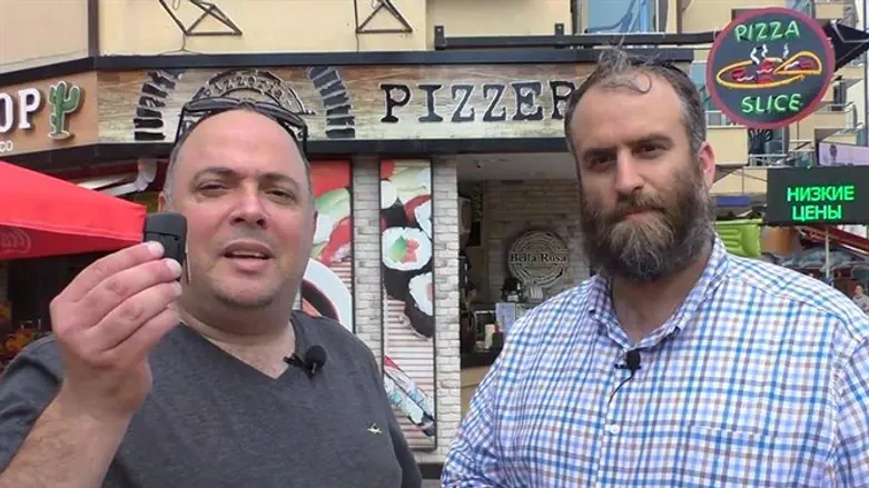 חמושים במצלמה נסתרת, קמיסר וקוביס