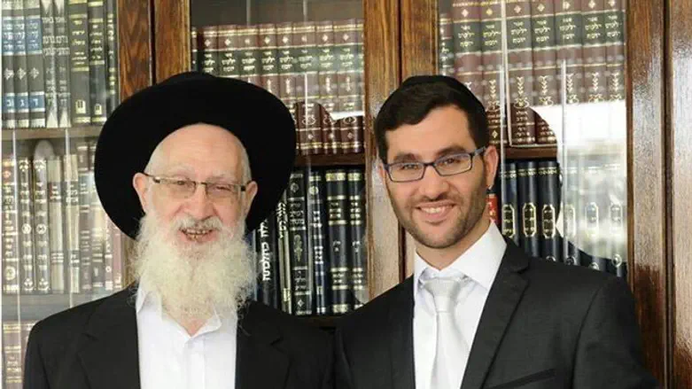 יונתן יוסף עם אביו הרב יעקב יוסף זצ"ל