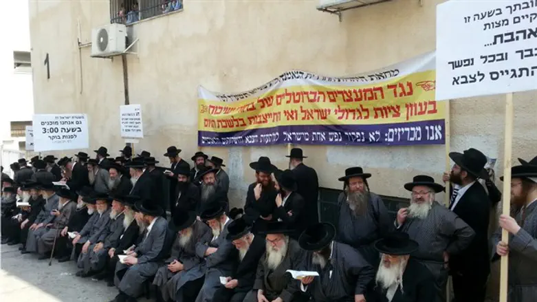 זקני העדה החרדים מפגינים מול לשכת הגיוס