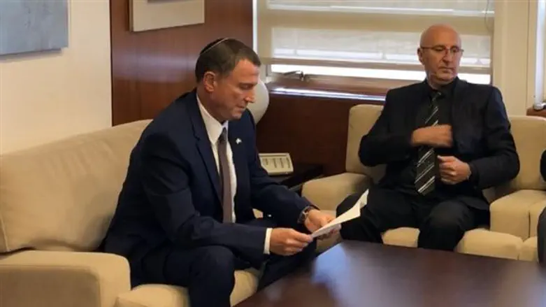 ואאל יונס מגיש את התפטרותו