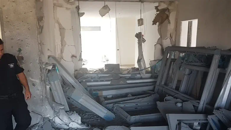 Дом в Сдероте, пострадавший от попадания ракеты