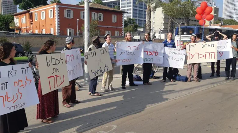demonstration outside Cabinet