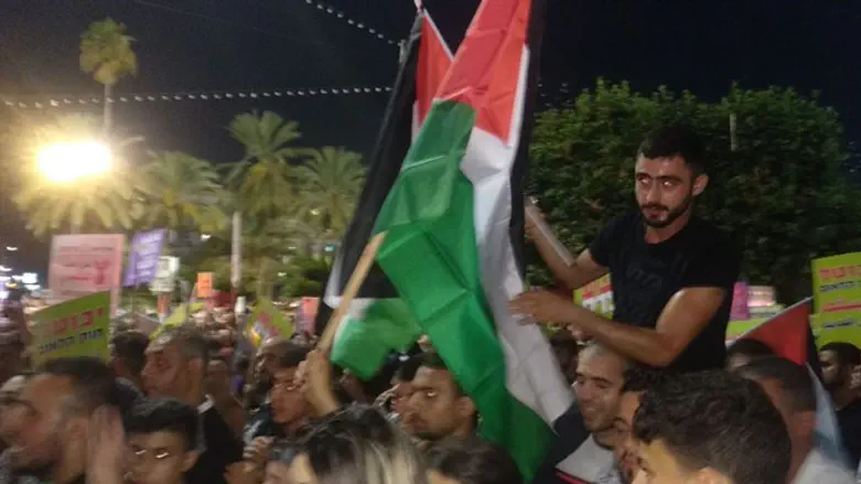 Палестинские флаги на митинге в Тель-Авиве