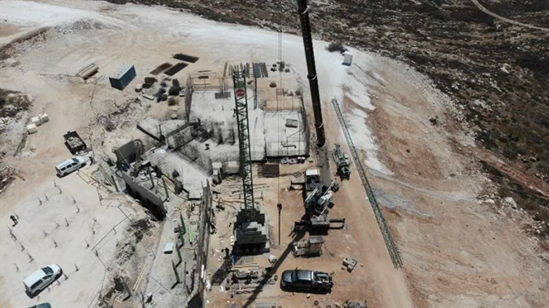 First crane in Samarian hills