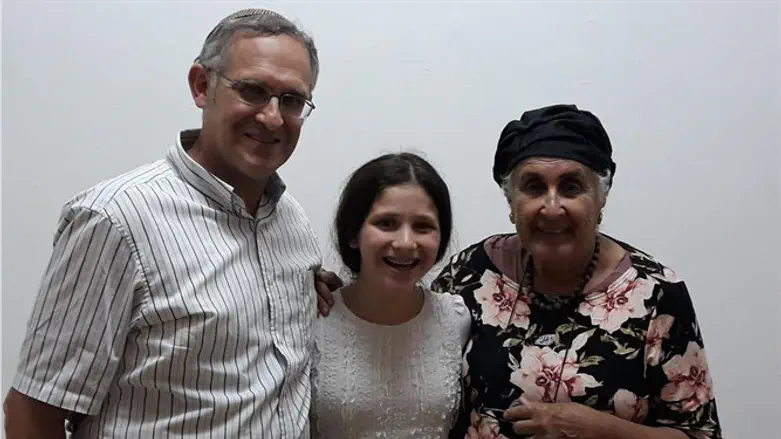 רחל ליכטנשטיין עם אביה וסבתה