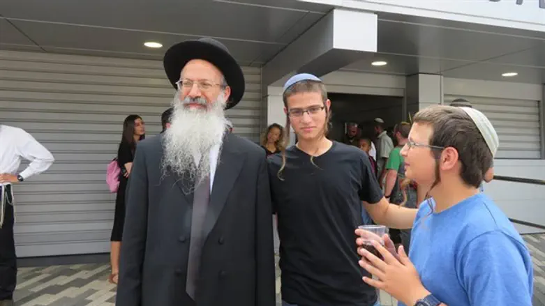 Rabbi Eliezer Melamed accompanies son to navy induction