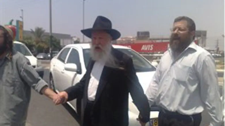 הרב גינזבורג בצאתו מחקירת המשטרה