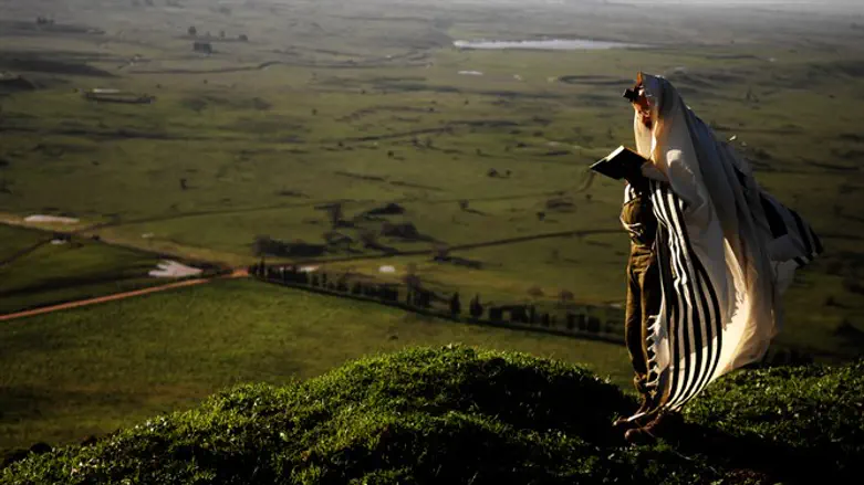 Paratrooper praying on Golan Heights