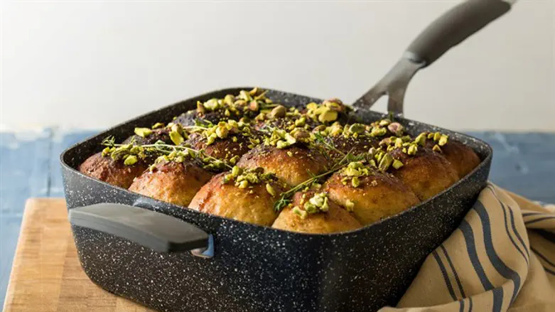 כדורי לחם על תבשיל בשר