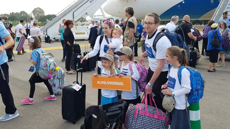 New olim arrive in Israel on Nefesh B'Nefesh flight