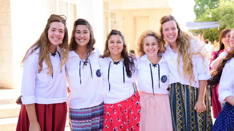 בבנ"ע הסתובבו בכל הארץ כדי לחפש בנות לתפקיד. סמינריון לקומונריות, עפרה, השבוע